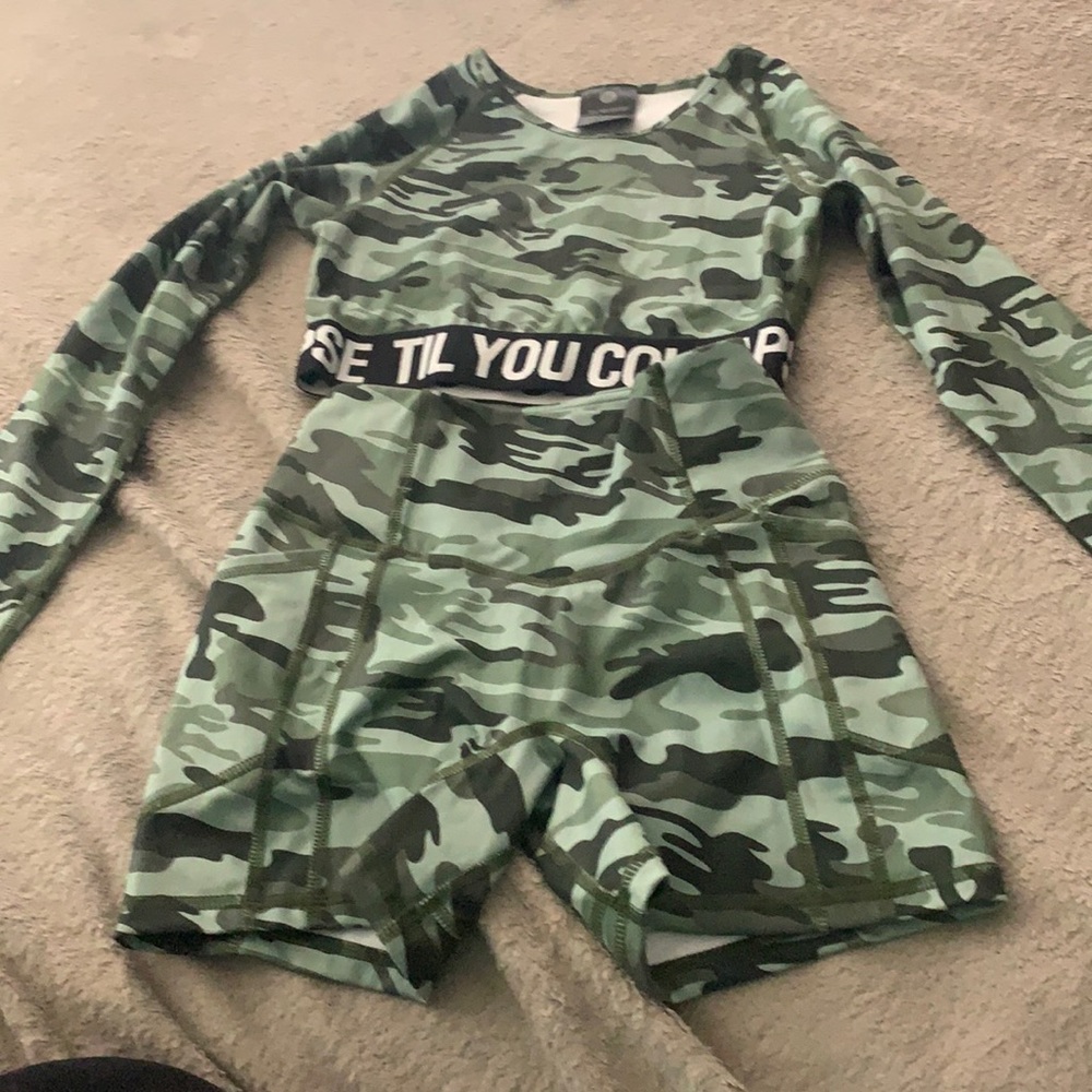 Til you collapse workout outfit. Long sleeve top and shorts bottoms both XS